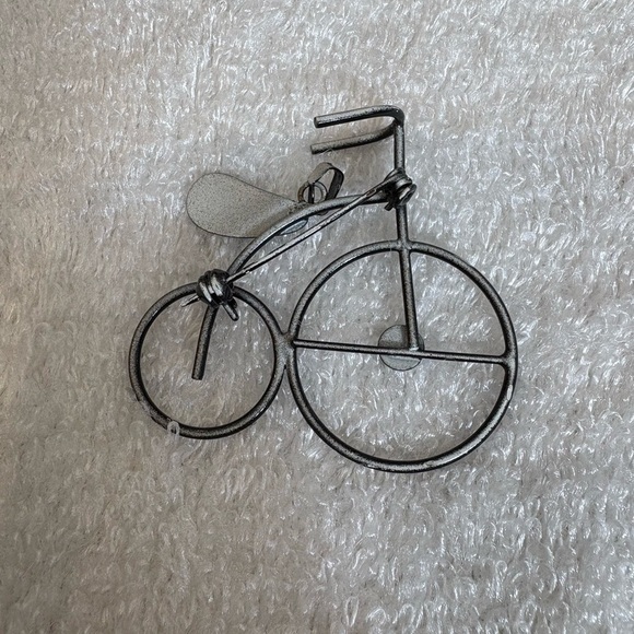 Black Metal Steampunk Bicycle Unisex Brooch Pin - Picture 6 of 8